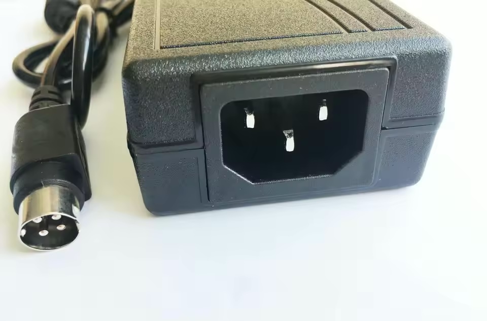 Fuente de alimentación 12V 5A con conector 4 pines – Compatible con monitores TPV y pantallas LCD